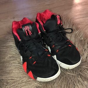 Men’s Nike Kyrie 4 Basketball Sneakers  🏀